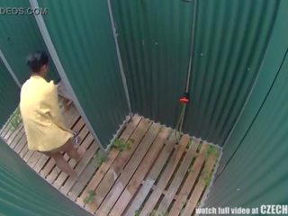 Чешка брюнетка прихований камера в публічний басейн