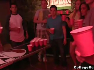 Пиво pong повороти в веселощі для дорослих фільм