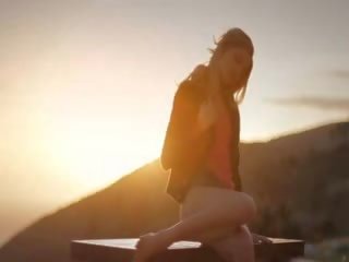 Одягнений білявка initiate an оргазм на sunrise