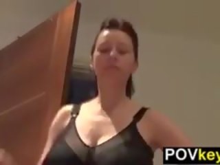 Привабливий уява жінка розбризкування з молоко від її цицьки