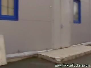 Гарячі stunner отримує її цицьки з для готівка