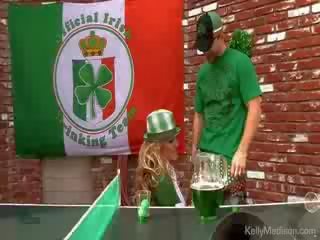 巨乳 妻子 和 绿色 啤酒 去 成 为 一 有趣 st paddys 日