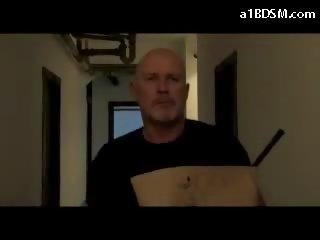 Молодий жінка в спідниця mouthgag пов'язаний для ліжко отримувати її манда пальчатий stimulated з переривник цицьки збиті в в кімната