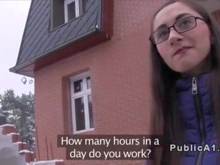 Аматьори stunner чука фалшив агент в публичен