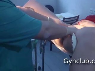 В володарка в в червоний плаття на в gynecologist