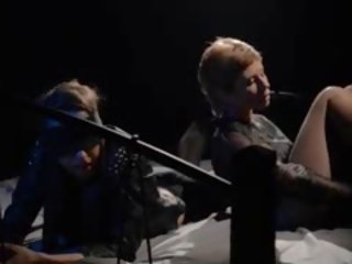 З зав’язаними очима модель отримує ебать по ремінець на