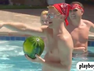 Свінгери має веселощі і оральний секс фільм в плавальний басейн