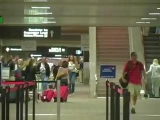Jayma ried arrives 在 该 airport.