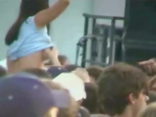 З оголеними грудьми ціпонька отримувати dropped на concert