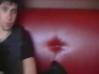 Загальний виклик дівчина отримує spitroasted для готівка