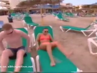 Със завързани очи млад жена плаж убождане guessing игра