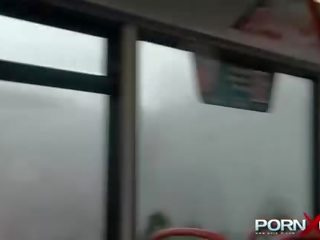 Pornxn публічний мочитися в йога брюки