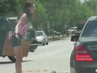 Тийн tali получава ударих при на обратно седалка