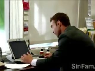 Грудаста азіатська матуся hired libidinous співробітник для робота на її манда