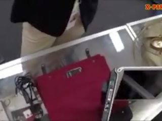 Foxy μεγάλος βυζιά επιχείρηση αγαπημένη μουνί σφυροκόπησε σε ο pawnshop