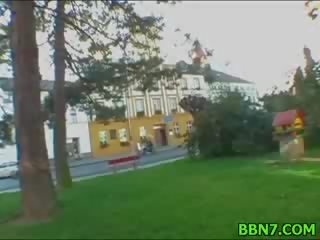 Голий ціпонька lassie отримує грудисті висмоктаний