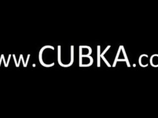 Blackhaired skeletal подруга граючи кицька