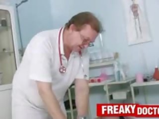 Худенька підліток пальчатий по літня гіно медична людина