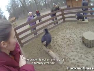 Чукане очила: unexpected на открито секс клипс на стълбище с а брюнетка