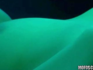 Огромен dock за тийн путка