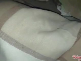 Мені hago ля dormida para que mi suegro зловживання де mi&comma; ле termino dando ель culito&excl;&excl; сексо mientras mi esposo trabaja