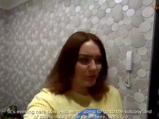 В подруга дає a мінет на a публічний balcony&comma; і потім walks з a сперма на її обличчя