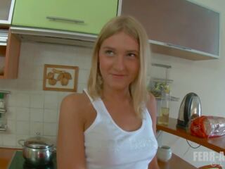 Magnificent блондинки тийн путка майната в кухня, hd x номинално клипс b6