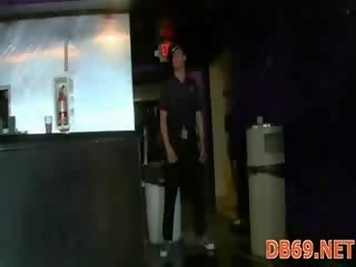 这些 女孩 去 疯狂的 背后 关闭 门.