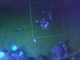 X номинално видео с със завързани очи игриво момиче