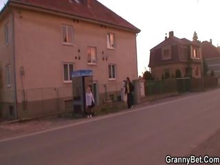 Стар кучки и уличница чукане