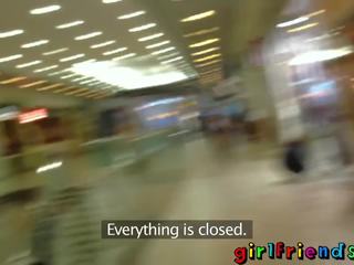 Приятелки имам шега в смяна стая след това вървя вкъщи за ххх видео