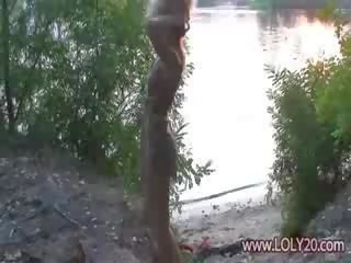 我的 女儿 冒充 裸体 由 该 pond