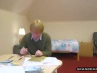 Шантавите стар чичо получава обезпокоен от страстен стъпка niece: мръсен видео d1