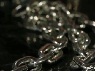 চেইন দিয়ে বাঁধা এবং roughed উপর দ্বারা derrick রহস্যভেদ করা