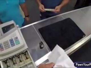 Foxy kinh doanh người yêu sells cô ấy xem và fucked lược qua pawnkeeper
