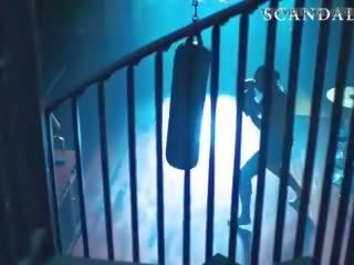 Лія марі putz з оголеними грудьми сцена на scandalplanetcom.