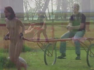 М'яч з кляпом у роті грудаста раб disciplined на в spankings.
