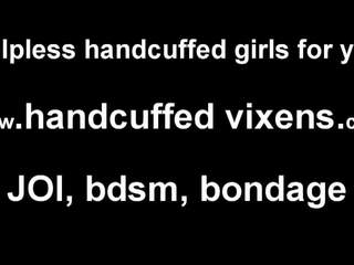 Аз съм completely при вашият милост в тези метал handcuffs