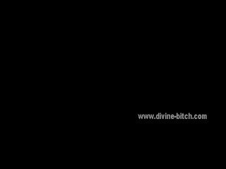 Невеликої клітка helds prisoner людина використовуваний по темно волосатий фантастичний дорогий для будь ласка сама в той час як чоловік є далеко