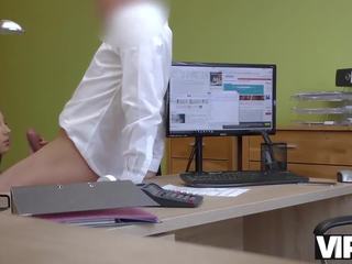 Vip4k twenty-one-year-old особливість sells манда для launch власний