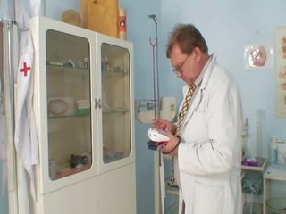 Nada visits її гіно surgeon для ripened манда рефлектор гіно огляд