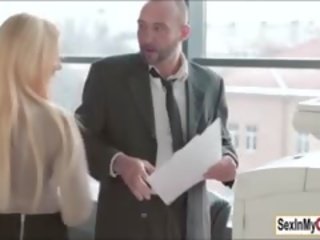 Голям бюст секретар kyra с примес с изпразване