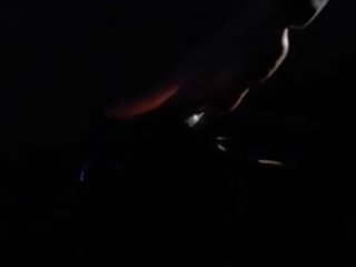 Със завързани очи модел получава майната от каишка на