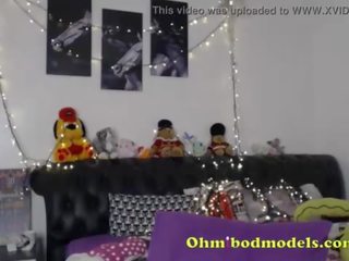 Clean-cut азіатська camgirl грає з обидва її отвори