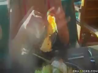 吃 nachos, 他妈的 tacos