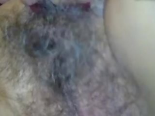 লোমশ pusse একটি grown খুকি