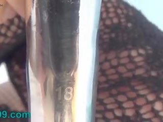 女 手淫 她的 撒尿 孔 同 一 巨大 假阳具 的.