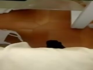 Ле voisin gicle dans sa chatte quand ле марі travaille