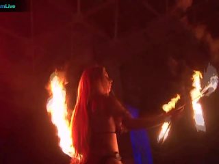 Етап performer dorothy чорна піти з оголеними грудьми і грати