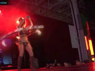 Етап performer dorothy чорна піти з оголеними грудьми і грати